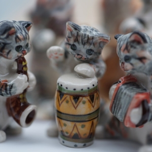 Ceramic cats playing instruments